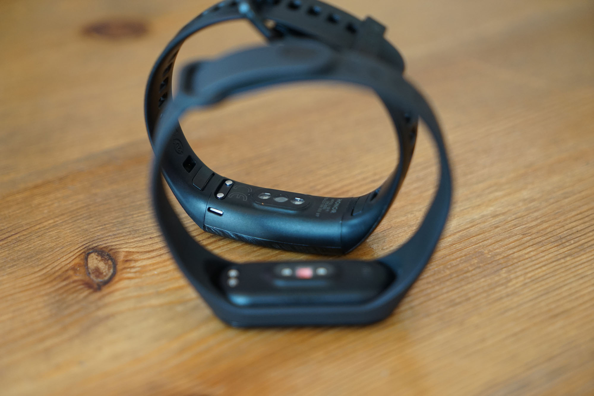 小米手环4和荣耀手环5对比视频,荣耀手环5和小米4手环有什么区别