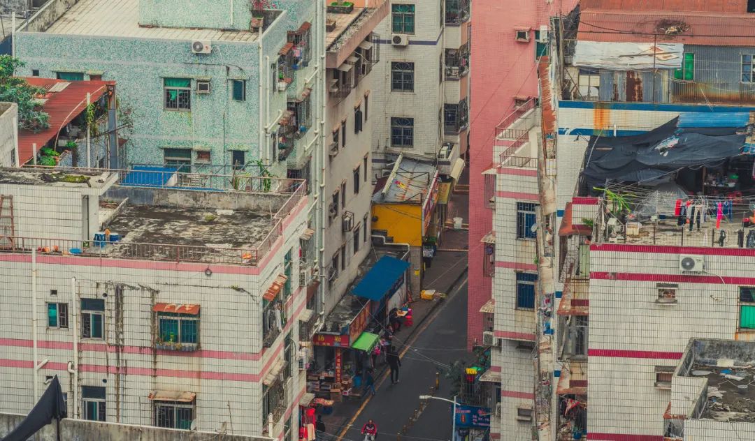 深圳花了17个月，“赶走了”居住在千年古城里的30000人