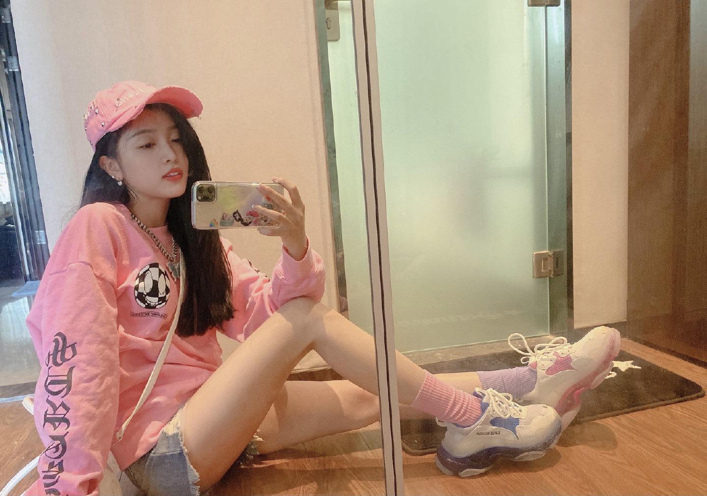 欧阳娜娜减龄穿搭撞衫吴宣仪，粉色卫衣搭配牛仔裤，各显青春元气