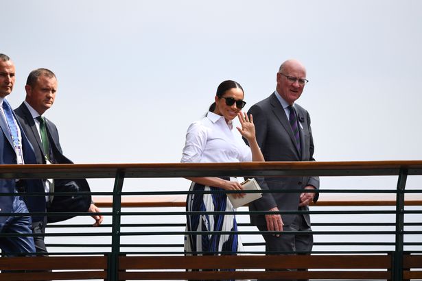 梅根王妃被曝安排座位时耍心机,强势插入凯特姐妹,怕落单被嘲笑