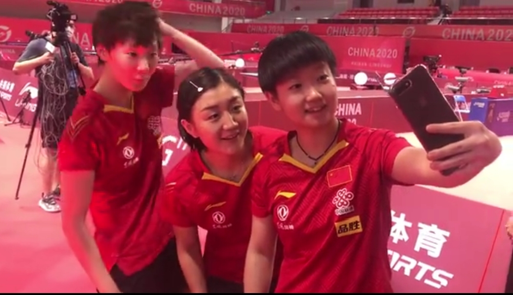 好闺蜜自拍的标准！莎莎：开美颜了吗？夺冠后的三金花合影很美！