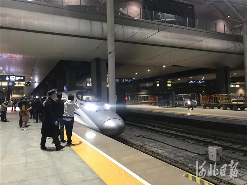 河北确诊病例继续0增长！唐山市丰润区人民医院发布一境外输入病例相关情况，15位河北英雄自神农架星夜凯旋