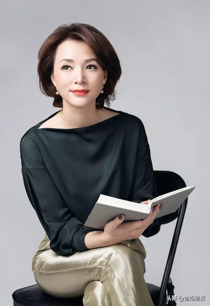 董卿从开始到结束春晚回顾,董卿退出央视后现在做什么呢