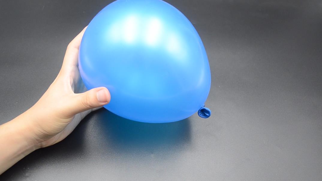 气球怎么打结最简单又容易解开,一个气球打结了怎么解开没有夹子