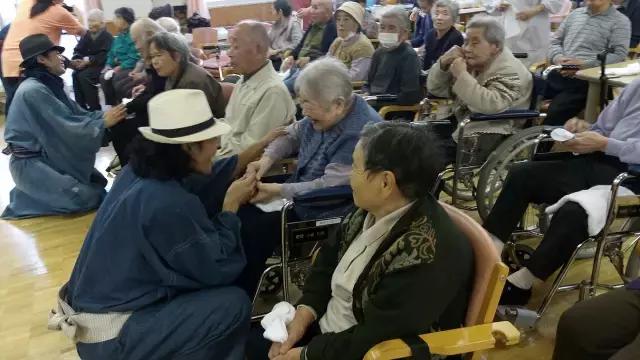 日本街头捡垃圾,日本人街头捡垃圾