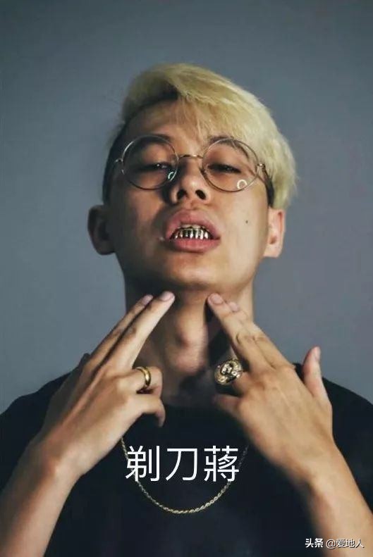 收录XUEHUAPIAOPIAO原唱的专辑，是这个样子的……