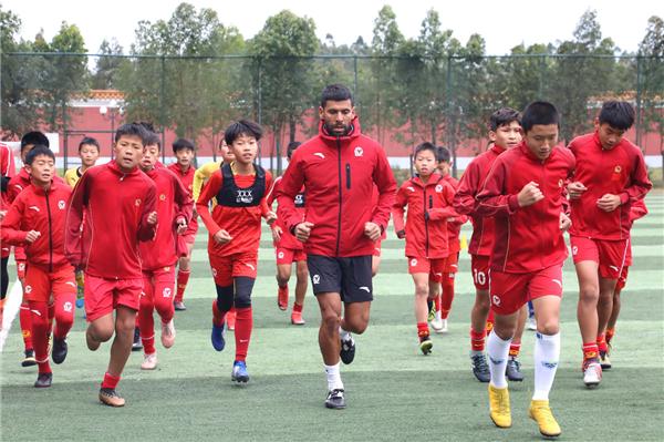 恒大足校第一个上场,恒大足校启动十年星工程海选精英