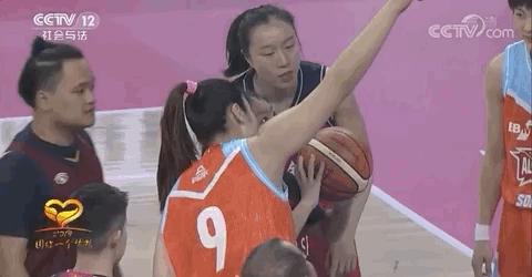 惊动央视,姚明都来致敬。他“一个人”组成篮球队后,打败了死神