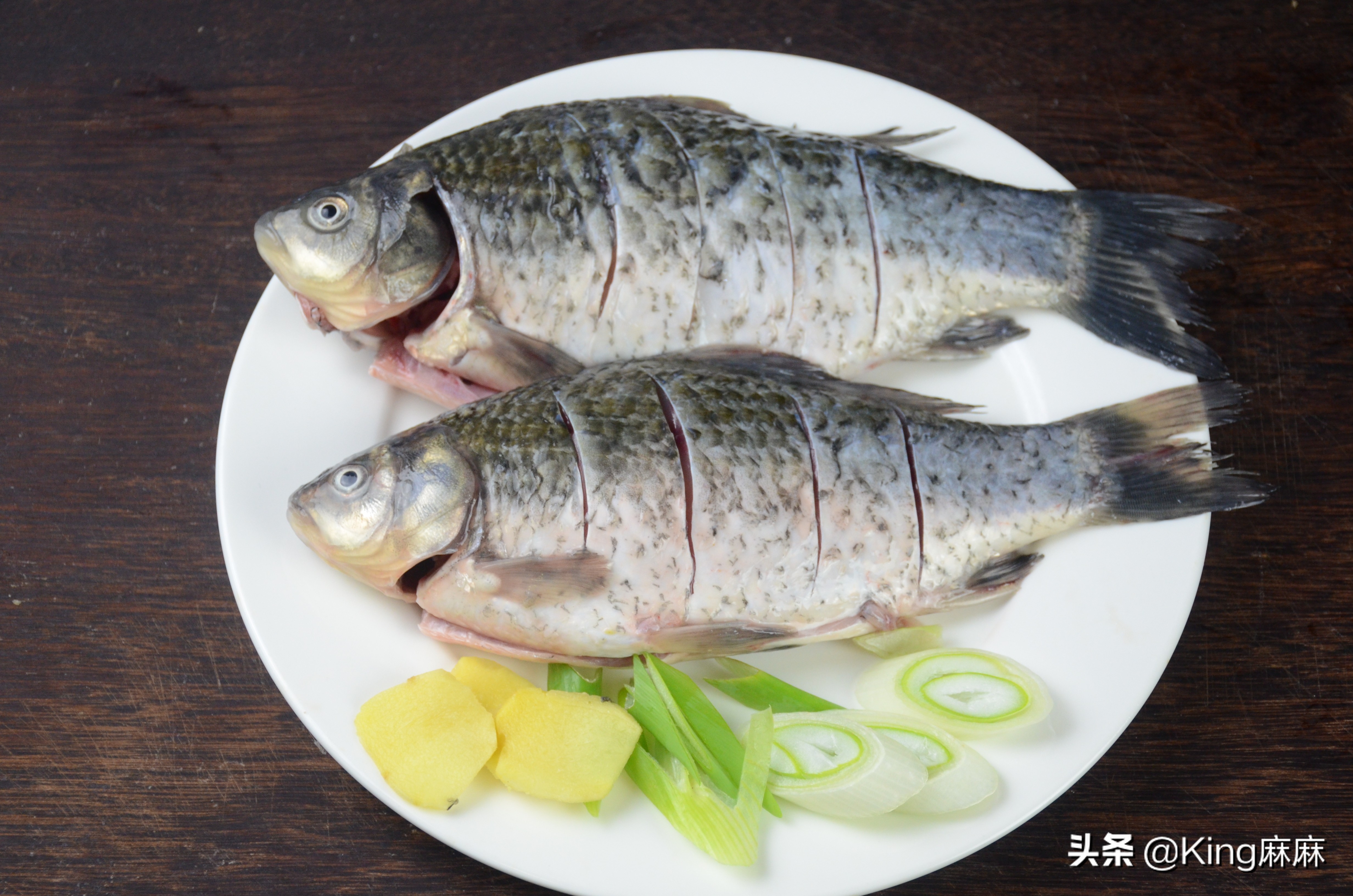 炖鱼汤到底去不去鱼鳞片,炖鱼汤只炖鱼要炖多久