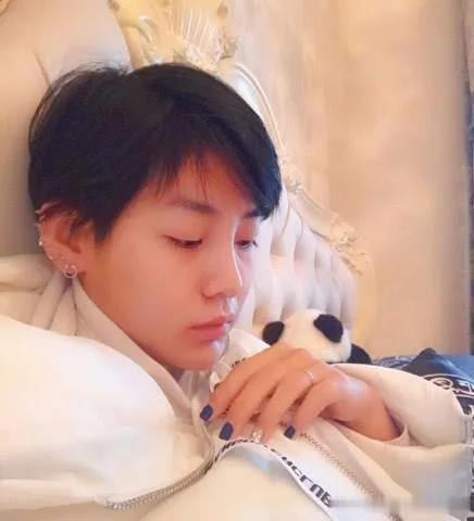 大家还记得那位满身纹身穿黑色婚纱爆红的新娘吗?如今判若两人