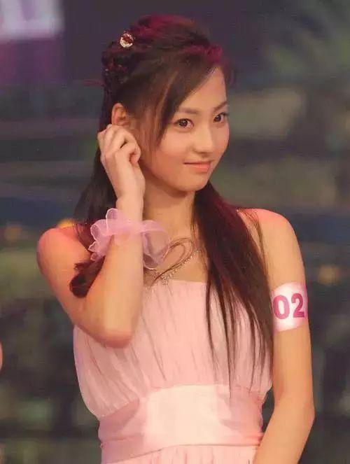 张嘉倪牛奶肌高清图,32岁张嘉倪全身照