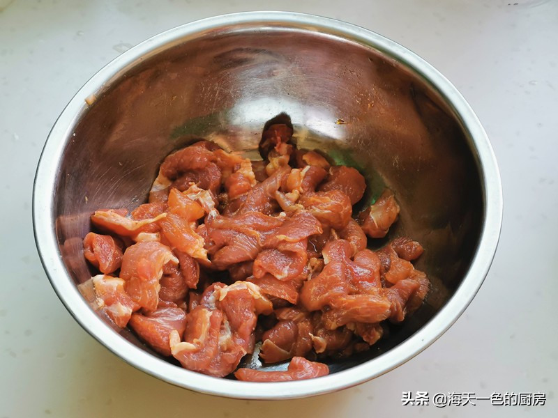 猪肉条这样炸不干不柴外焦,带皮的猪肉怎么炸才不会油溅出来