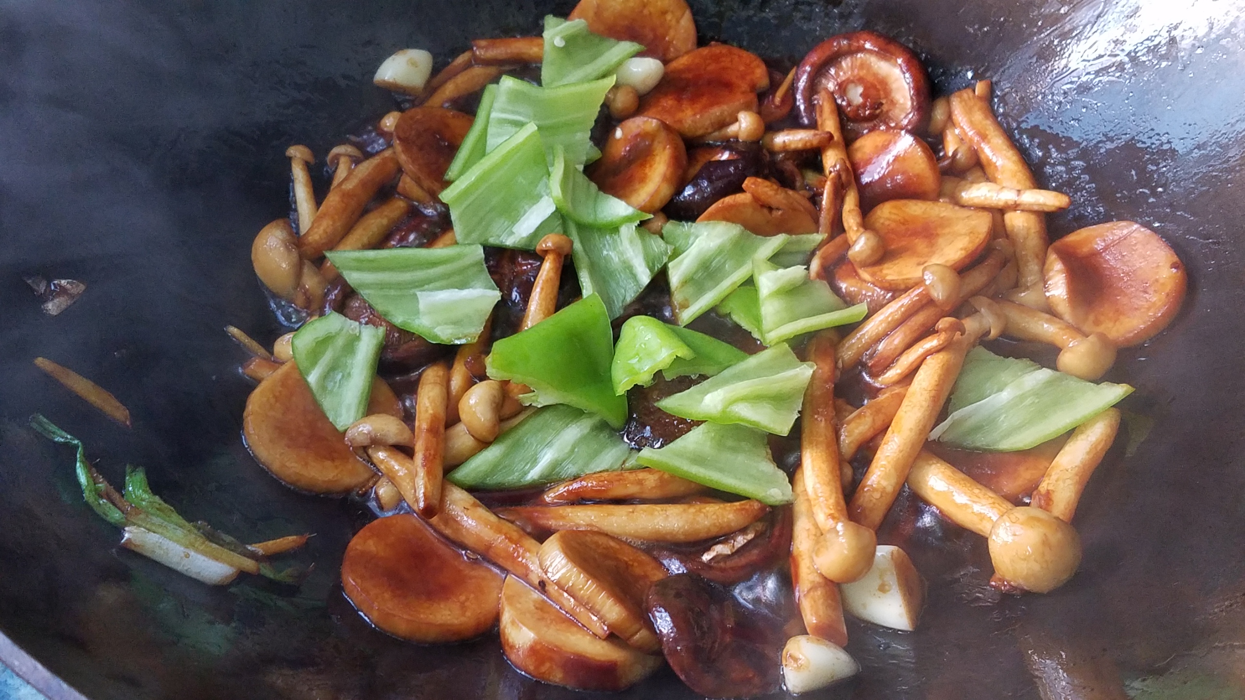 炒香菇炖鸡家常做法,炒香菇家常做法要不要焯水