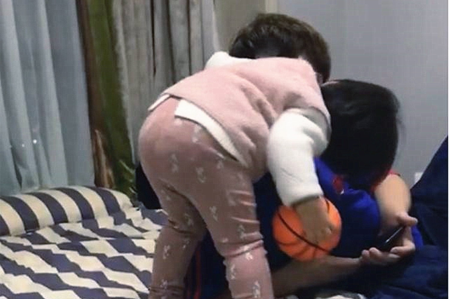 “妹妹咱矜持点”，二胎妹妹喜欢“偷亲”哥哥，网友：哥哥害羞了