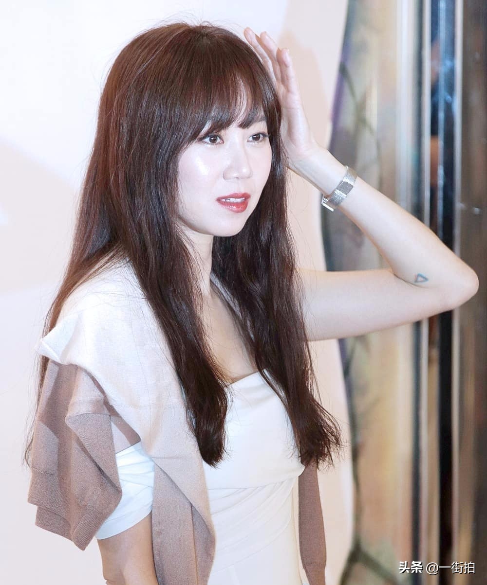 闫妮穿红色连衣裙,闫妮的碎花裙