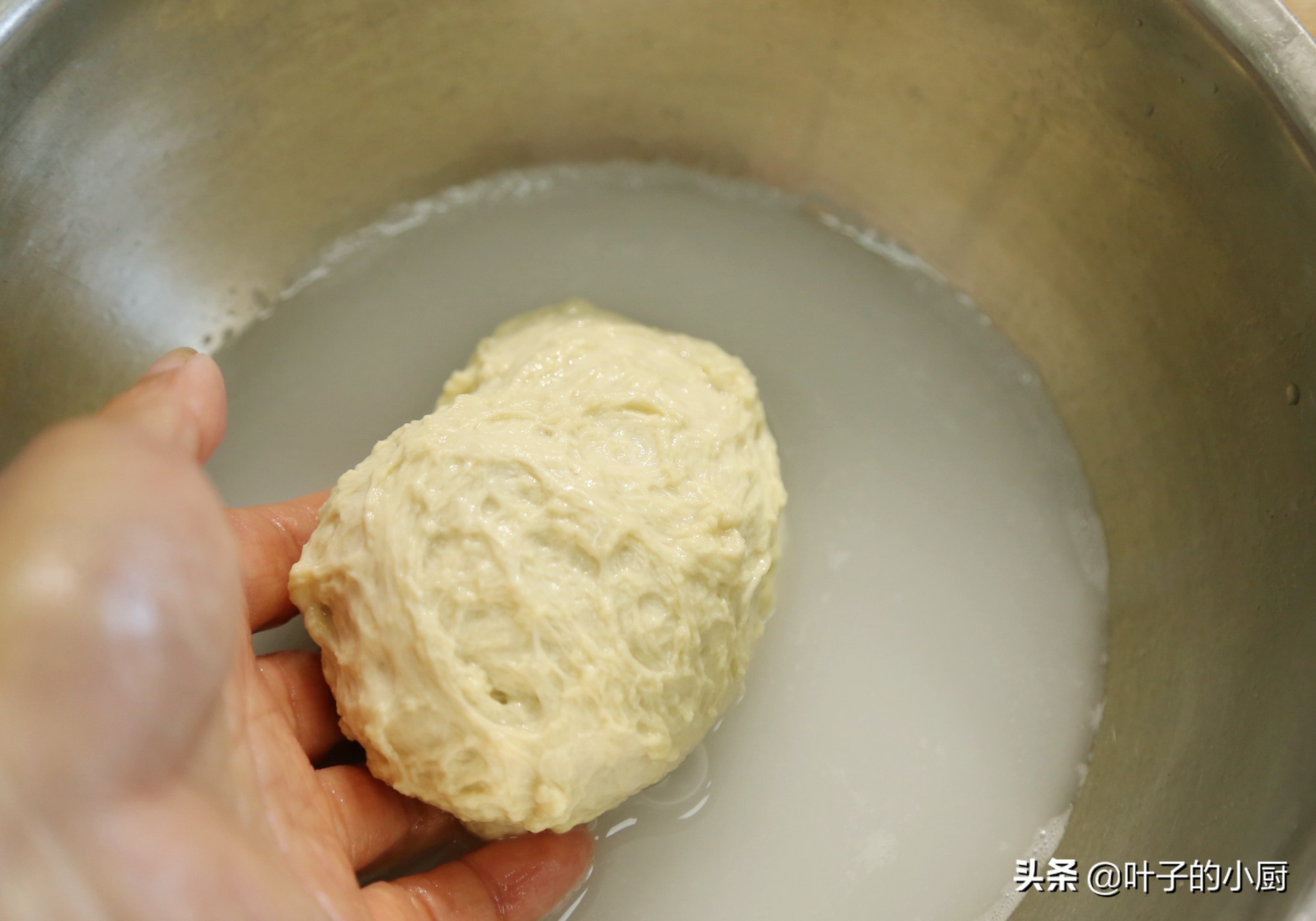 又到了吃凉皮擀面皮的季节,凉皮又软又劲道