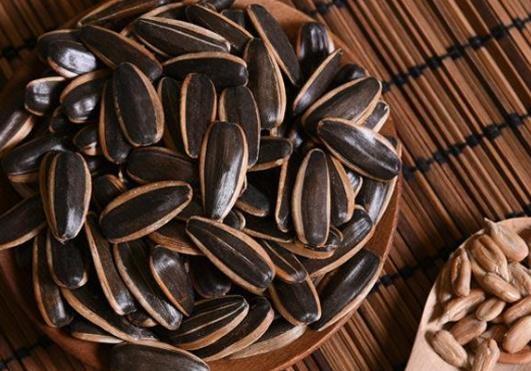 最“不安分”的安徽首富，36岁辞去“铁饭碗”，零食瓜子卖出40亿