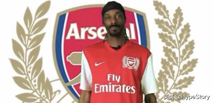 他是西海岸教父级的说唱歌手，也是足球圈最拽的球衣狂魔