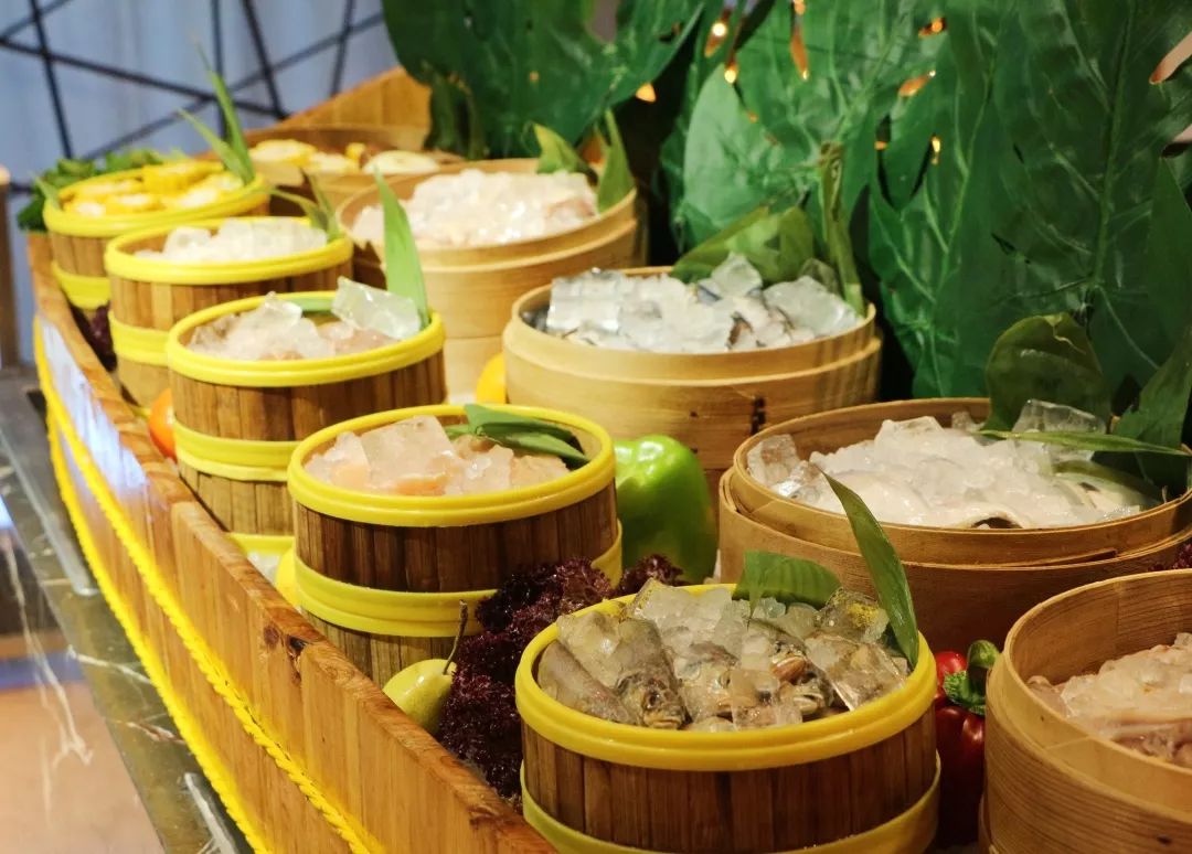 玄武湖畔这家星级自助吃到扶墙出！派送大闸蟹！海鲜小火锅畅刷