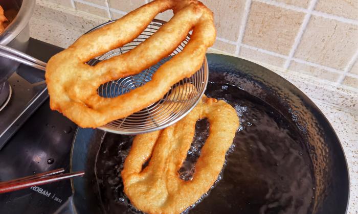 炸油条的新方法不用酵母和泡打粉,炸油条用小苏打还是用泡打粉