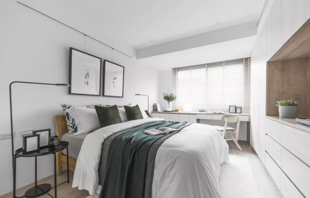 床头背景别刷大白墙,家里刮大白的半墙板床头效果图