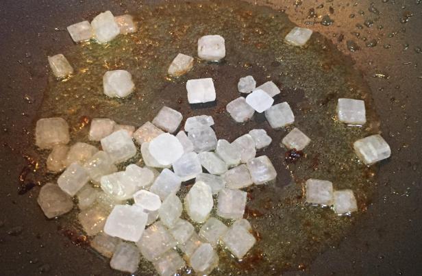 冰糖炒的时间久了会怎么样,冰糖能炒出来焦糖色不