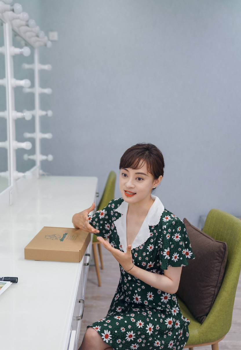 孙俪终于蓄起了长发,孙俪穿碎花裙视频