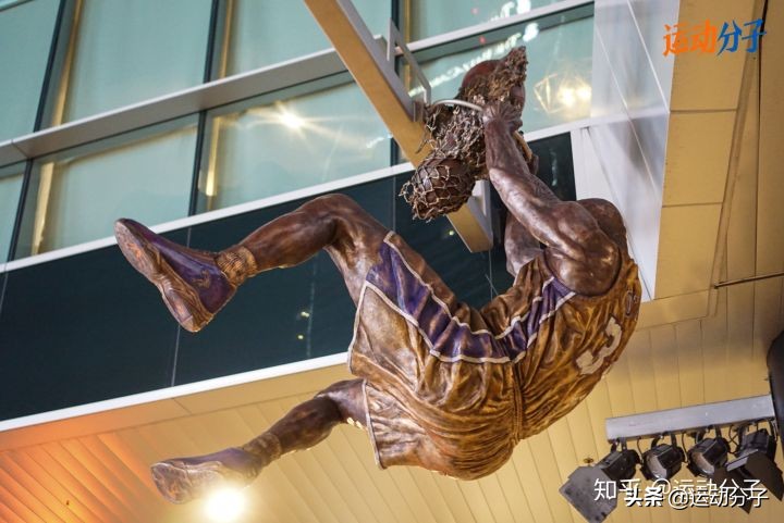 斯台普斯球馆雕像,斯台普斯中心门前的雕像