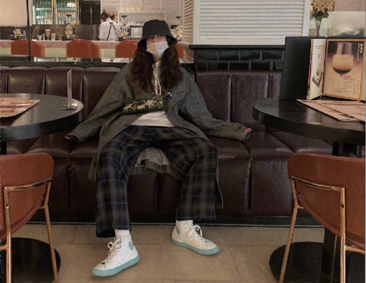 宋妍霏堪称时髦甜酷女孩穿搭范本,宋妍霏短发造型