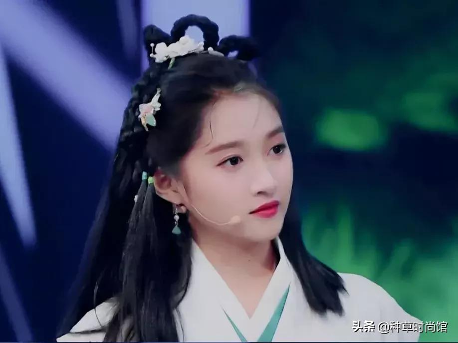 关晓彤素颜自拍与鹿晗撞脸,关晓彤为鹿晗庆生后芭比造型亮相