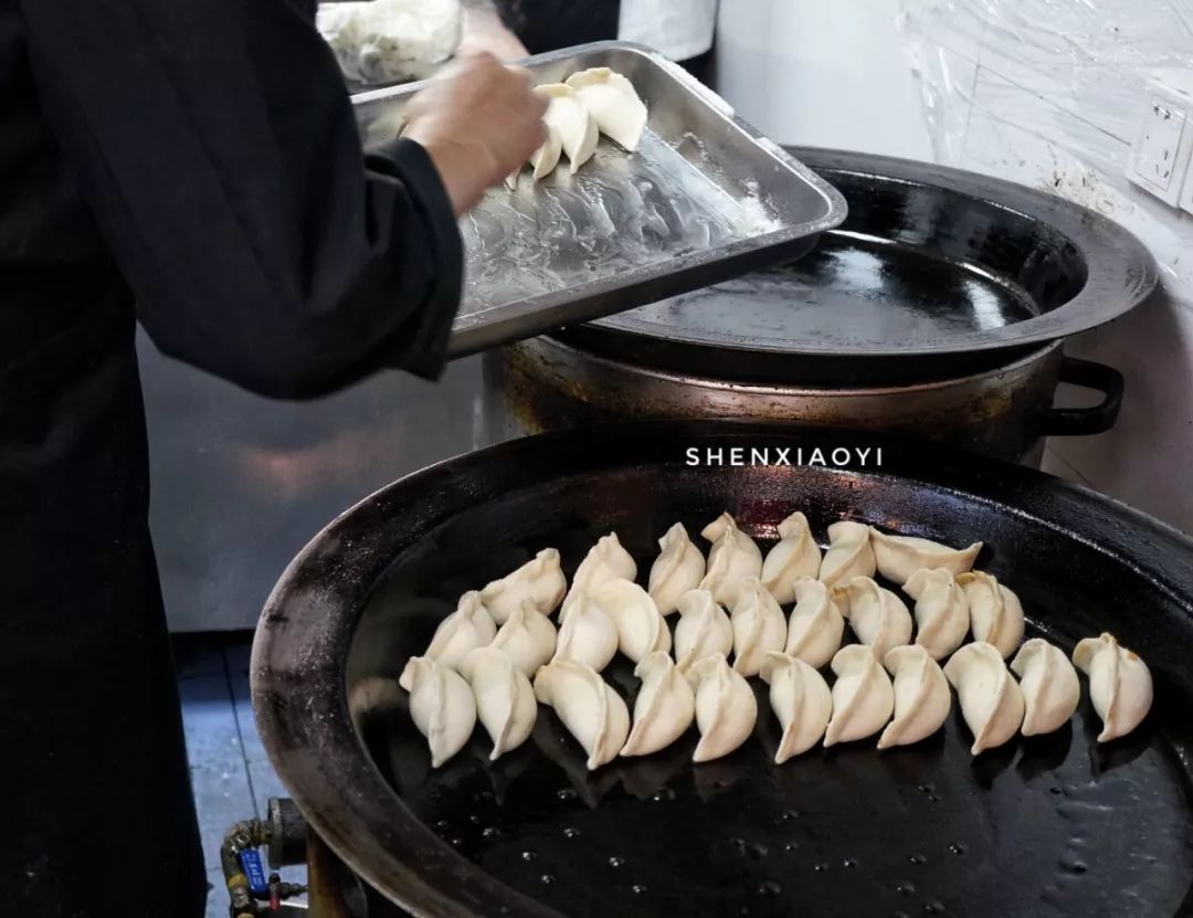 一上午走了1万步，探访5家人气爆棚的小店，不但吃撑还差点被人打