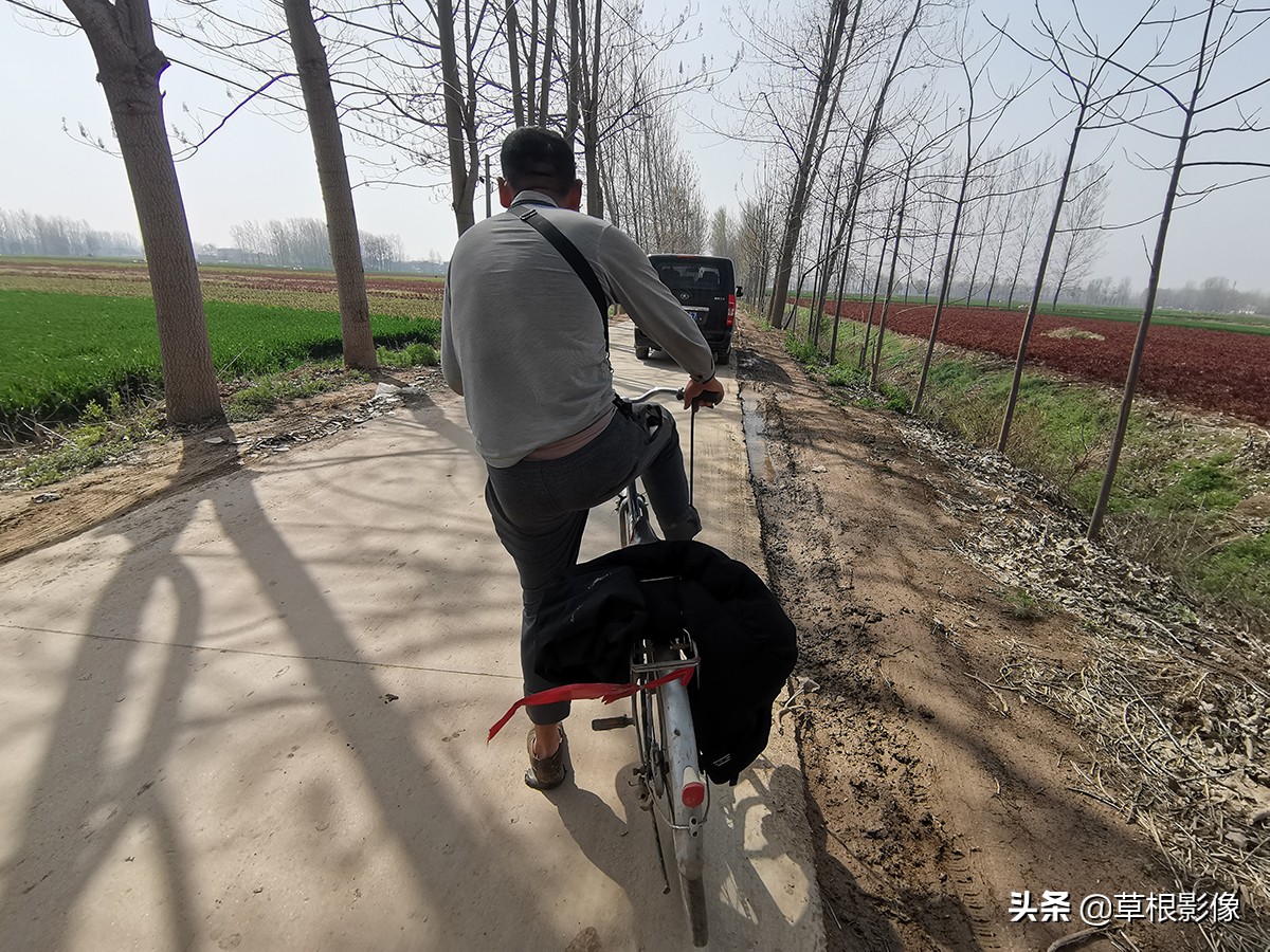 农村大叔挖古董,农村老大爷寻宝