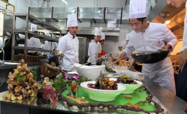 海底捞内部员工薪酬曝光！揭秘：海底捞员工为何挖都挖不走”？