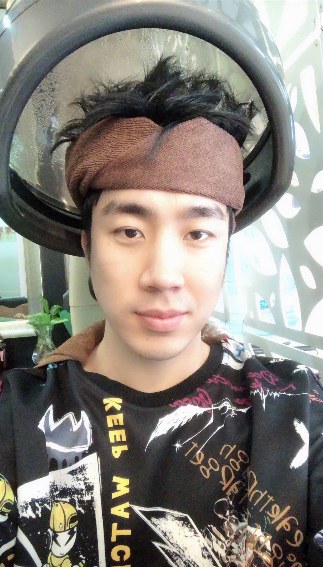 骚男活成他想要的样子：打耳钉，锡纸烫成“渣男”首晒好哥们！