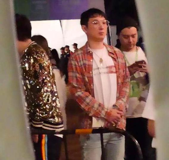 王思聪带男网红,王思聪低调出行街头