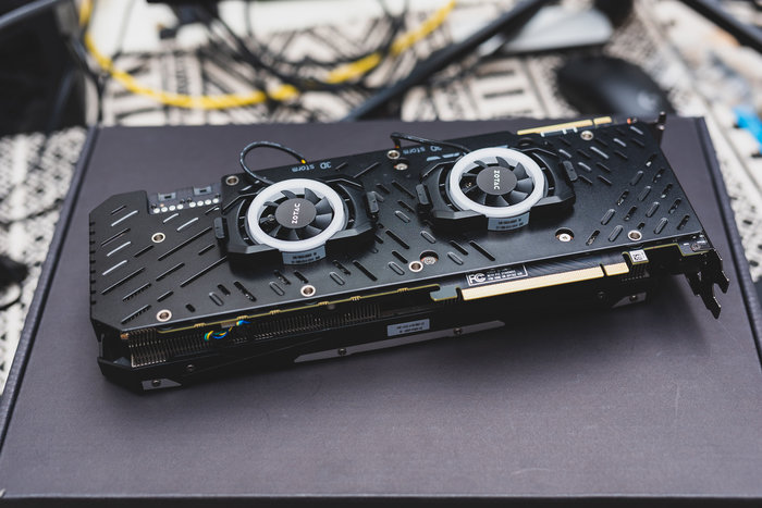 锐龙r7和i7哪个游戏性能好,锐龙73700x不配显卡玩游戏