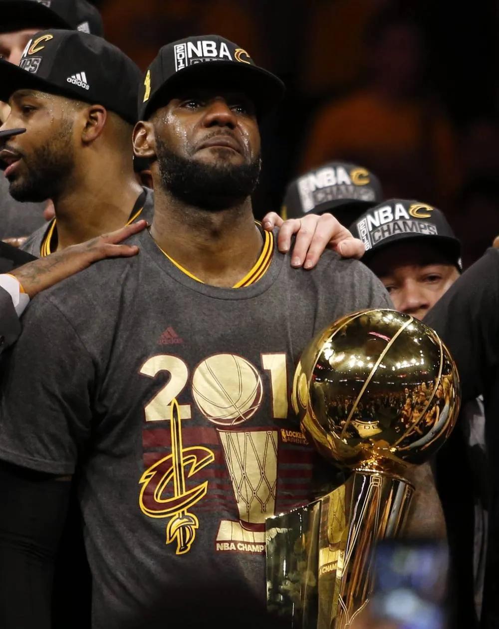 欧文卖掉詹姆斯亲笔签名鞋,欧文卖掉詹姆斯送的签名鞋