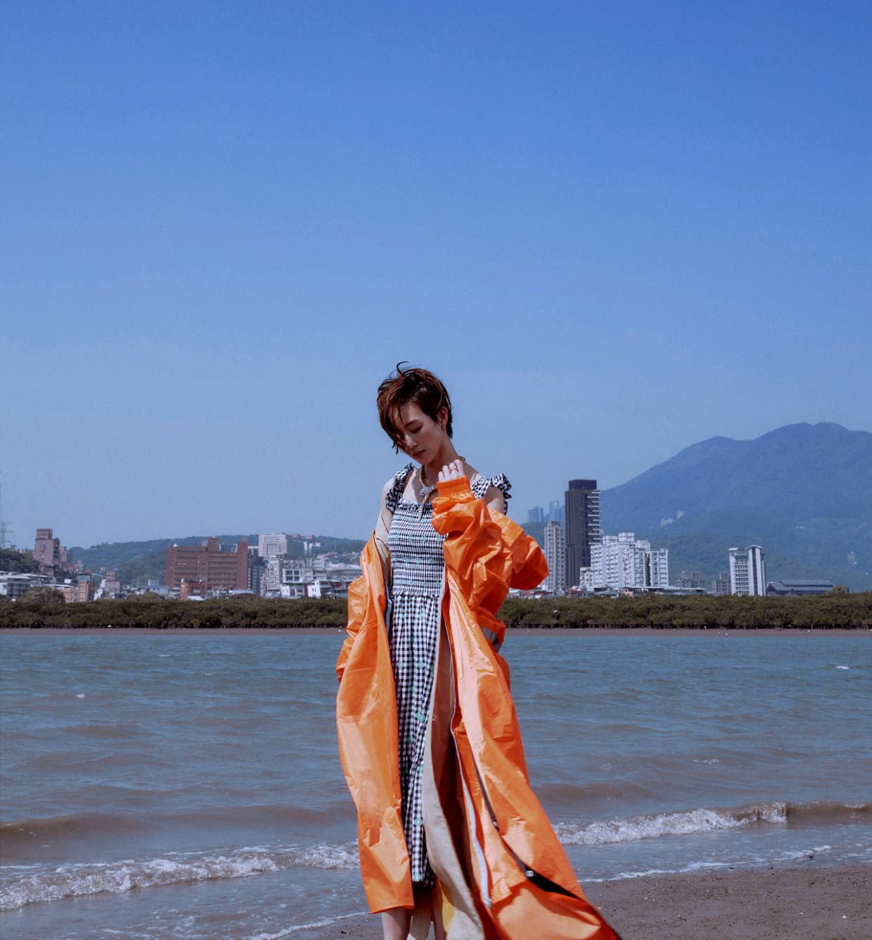 张钧甯很会穿，身穿格子套装搭配一双“老爹鞋”，干练又帅气