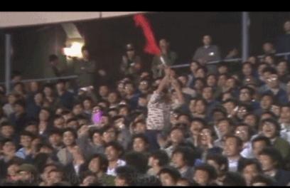 18年巴西球迷扔杂物砸大巴,前国脚曝16年前花20万能进国足