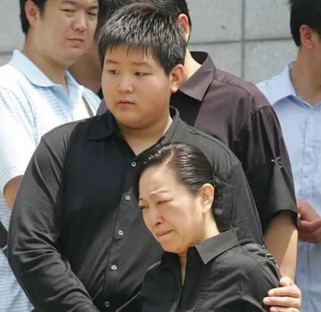 罗京遗孀现状,罗京去世儿子随母改嫁富商