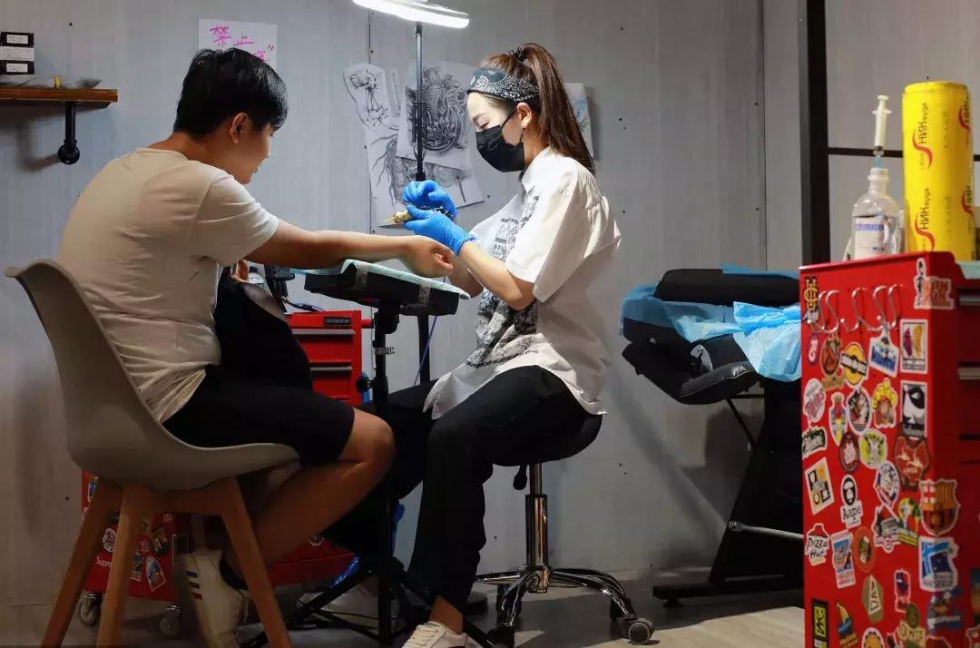 跳槽涨工资为啥比升职快,为什么跳槽后工资涨了