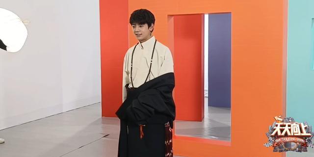 丁真综艺最新消息,丁真综艺首秀上演大型圈粉现场