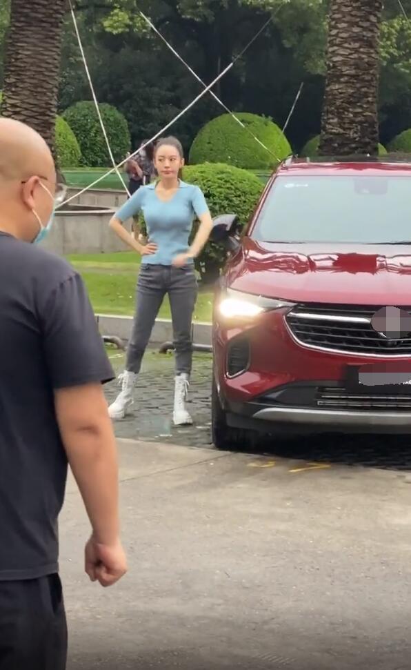 吉娜拍广告,网友偶遇贾乃亮甜馨视频