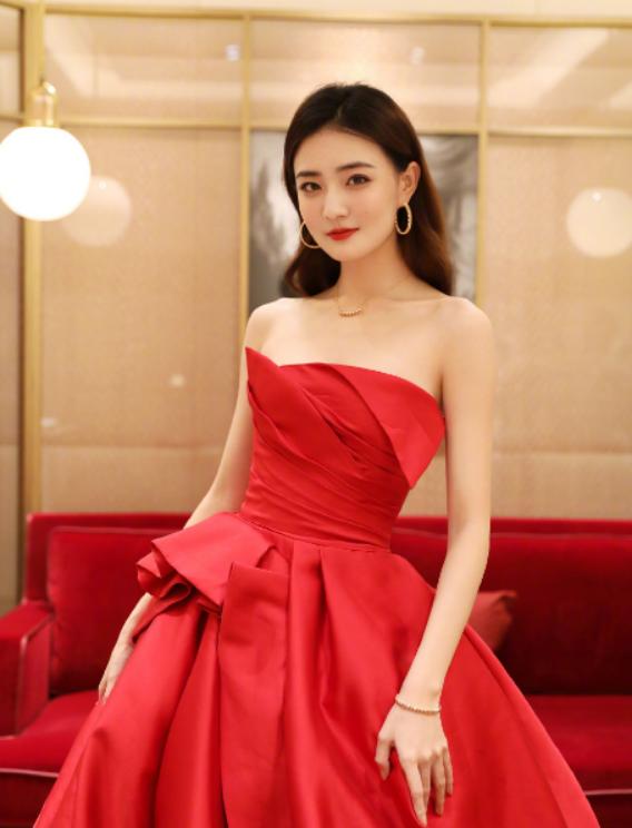 方脸脸型与发型搭配女士,适合梨形方脸女生发型