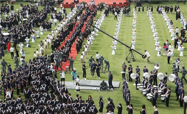 绿岛“毕业晚宴”如约而至，千名师生皆为《大三女生》演员