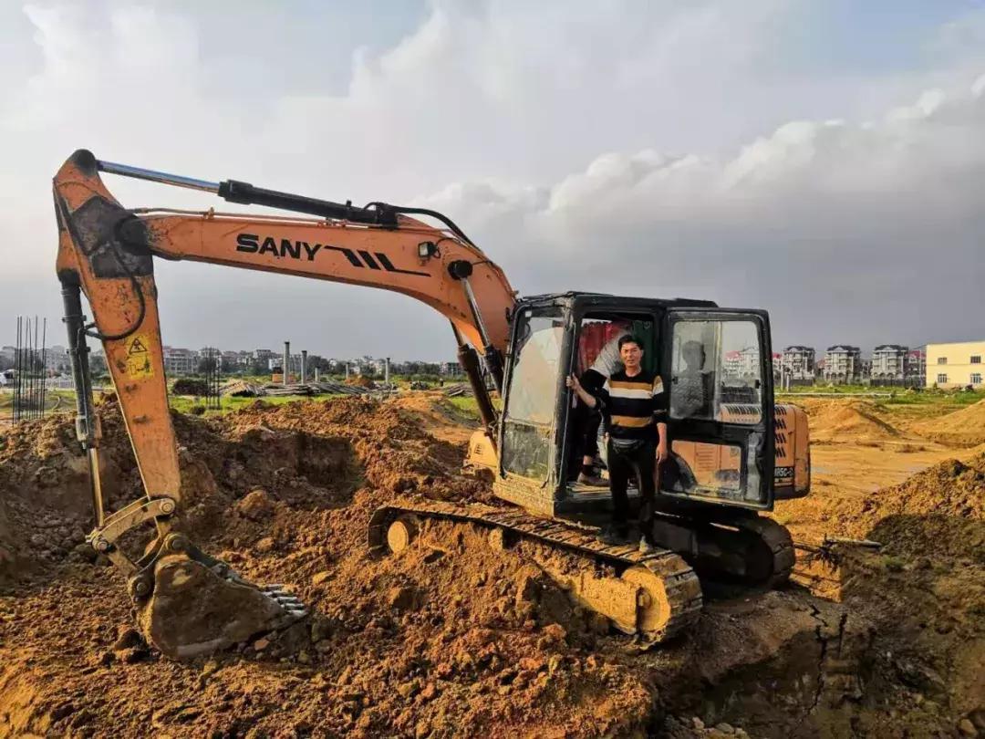 他的挖掘机干了16年，一年要挣40万；而他用一台赚6台