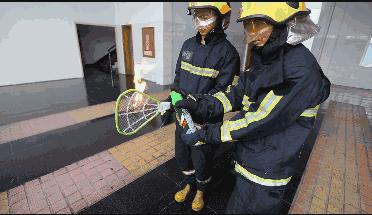 气球爆燃致女子烧伤,女子喷洒杀虫剂爆炸