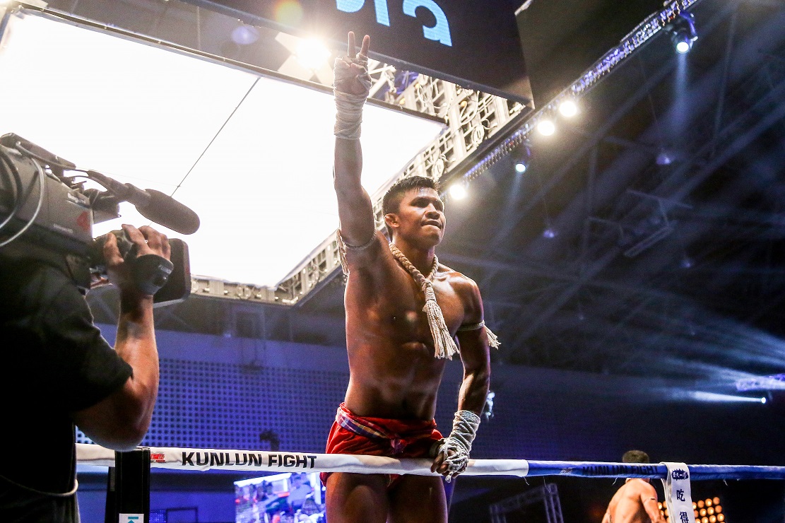 昆仑决泰拳名将打吐对手,昆仑决谁的拳最重