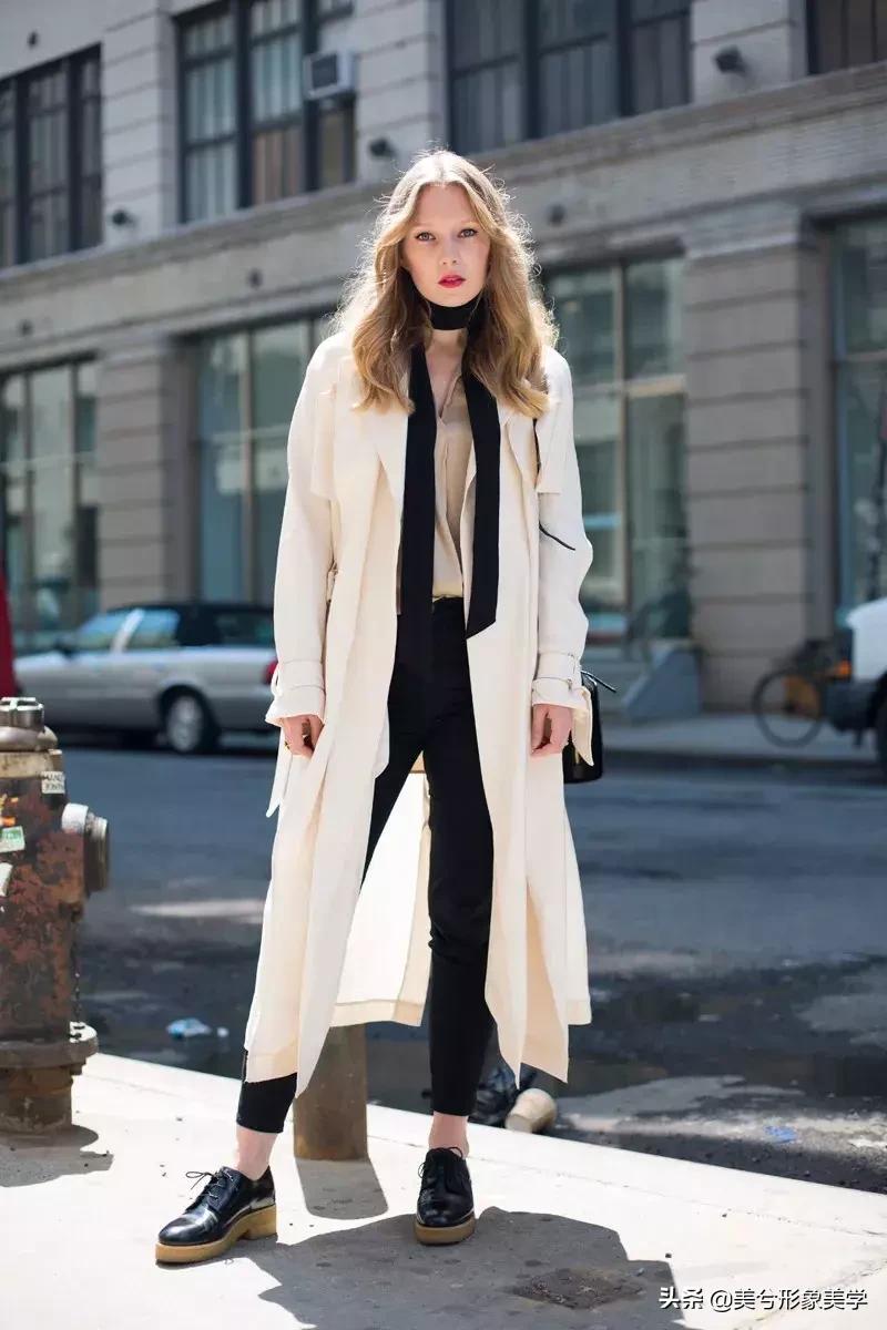 旧衣服怎么系丝巾好看,长条丝巾系法变衣服内搭