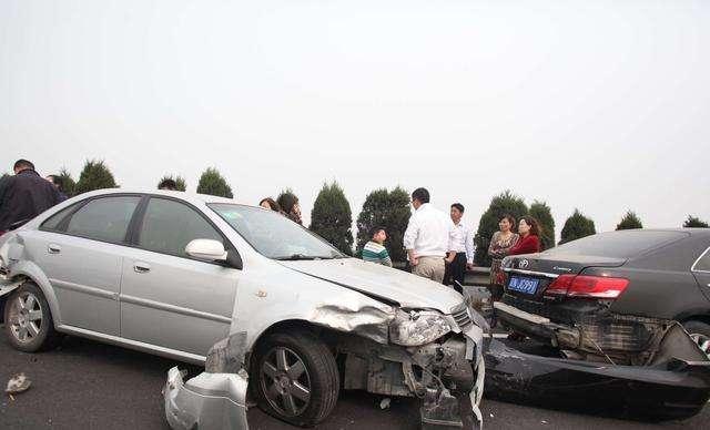 在高速上如果被追尾了怎么办,高速汽车被追尾去4s店直接定损吗